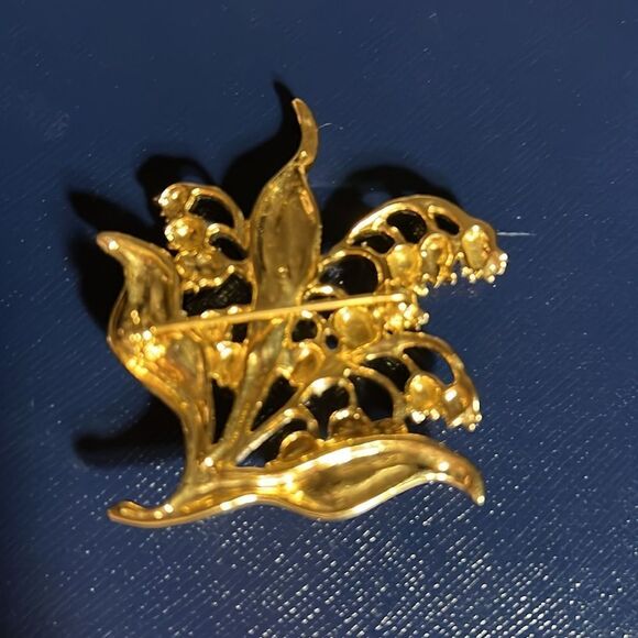 Vintage Avon Lily of the Valley gold tone brooch - Picture 2 of 4
